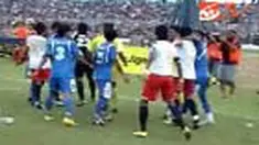 Keberhasilan Arema menjuarai Liga Indonesia ternoda. Kericuhan terjadi saat Arema melawan PSPS Pekanbaru. Penonton melempari para pemain cadangan Arema. Antarpemain pun saling adu jotos.