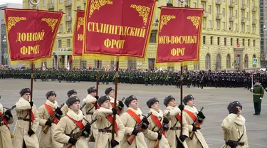 Prajurit Rusia yang mengenakan seragam bersejarah berbaris selama parade militer di selatan kota Volgograd pada 2 Februari 2023. Parade digelar untuk menandai peringatan 80 tahun kemenangan Soviet pada Pertempuran Stalingrad selama Perang Dunia II. (AFP/Stringer)