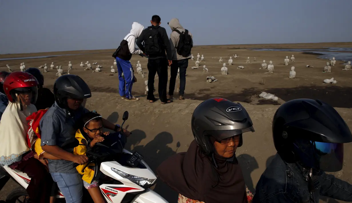 Sejumlah wisatawan mengunjungi kawasan luapan lumpur Lapindo di Sidoarjo, Jawa Timur, 11 Oktober 2015. Beberapa tahun silam, Porong didera bencana, namun kini kawasan tersebut menjadi objek wisata tak biasa. (REUTERS/Beawiharta)