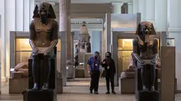 Sejumlah staf terlihat saat pratinjau media menjelang pembukaan kembali Museum Inggris di London, Inggris (25/8/2020). Museum tersebut akan dibuka kembali pada 27 Agustus. (Xinhua/Han Yan)