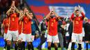 Para pemain Spanyol menyapa suporter usai mengalahkan Inggris pada laga UEFA Nation League di Stadion Wembley, London, Sabtu (8/9/2018). Inggris kalah 1-2 dari Spanyol. (AFP/Glyn Kirk)