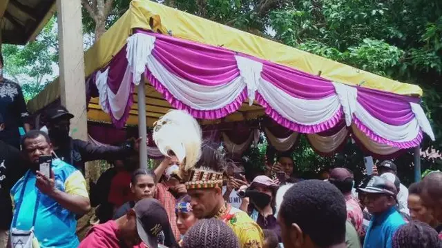 6 Momen Prosesi Lamaran Ricky Kambuaya di Sorong, Tampak Meriah