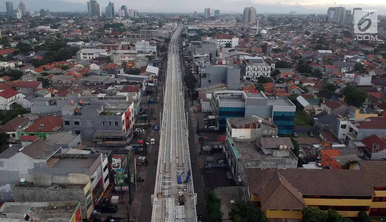 Foto aerial pembangunan jalur layang MRT di kawasan Fatmawati, Jakarta, Kamis (4/1). Progres pembangunan konstruksi bawah tanah telah mencapai 95,13 dan struktur layang 85,2 persen. (Liputan6.com/Arya Manggala)