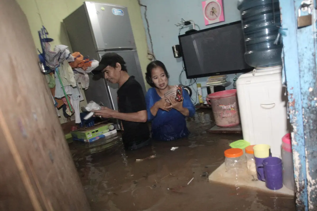 Banjir Kiriman Telah Tiba, Warga Jakarta Selamatkan Harta Benda