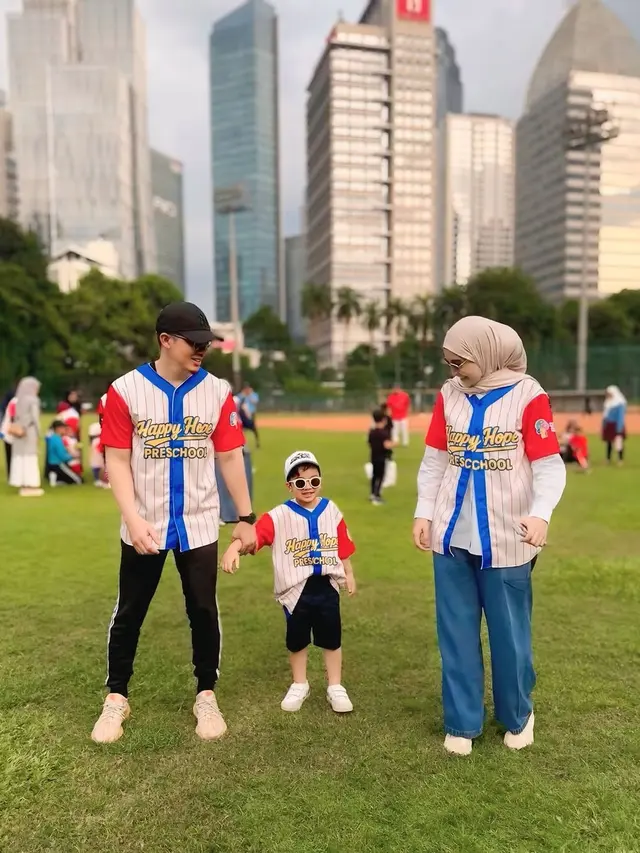 Hamil Anak Kedua, Ini 6 Potret Zaskia Sungkar dan Irwansyah Pakai Baju Couple