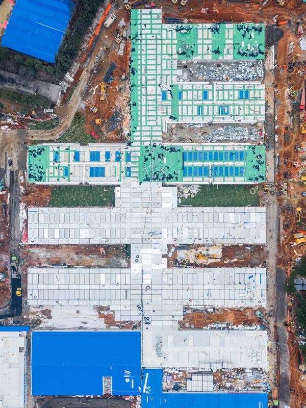 Foto udara menunjukkan rumah sakit Huoshenshan yang berarti Gunung Dewa Apidi Wuhan, provinsi Hubei, China pada Minggu (2/2/2020). Rumah sakit ini adalah salah satu dari dua fasilitas khusus yang dibangun untuk membantu mengatasi wabah Virus Corona tersebut. (Photo by STR / AFP)
