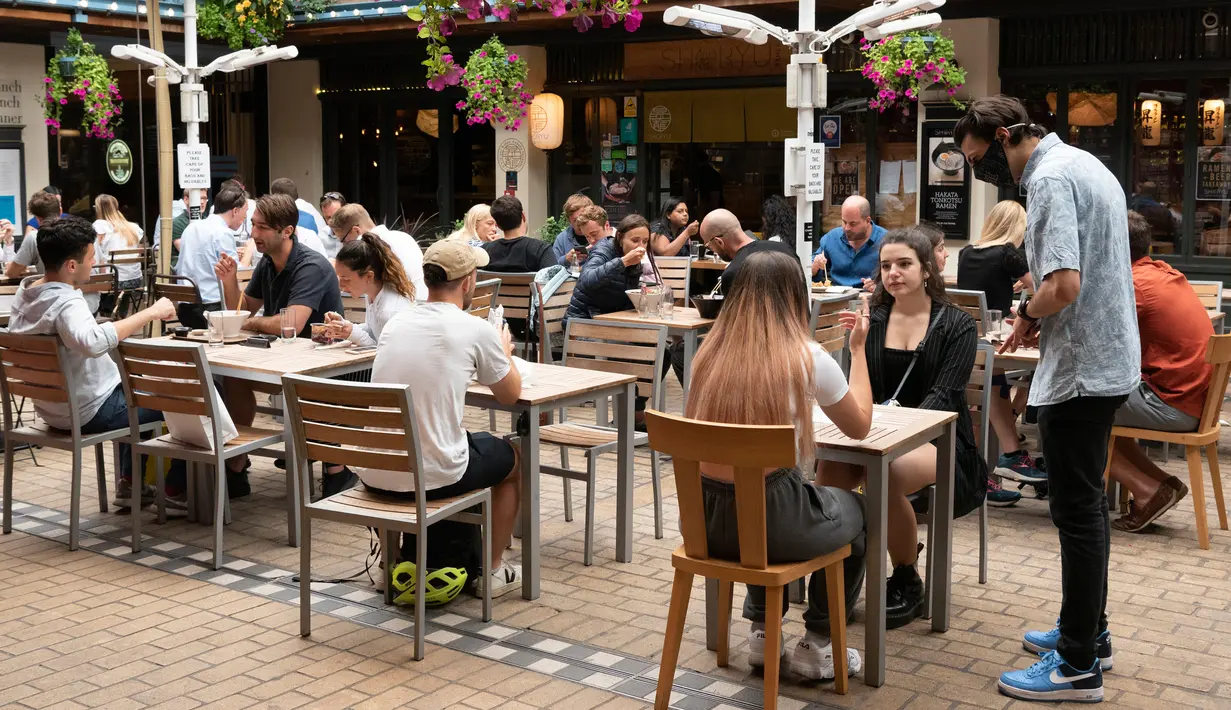 Orang-orang bersantap di area terbuka sebuah restoran di London, Inggris, pada 4 Agustus 2020. Pemerintah Inggris pada Senin (3/8) meluncurkan program diskon untuk mendorong sektor perhotelan dan restoran yang terdampak parah oleh virus corona covid-19. (Xinhua/Ray Tang)