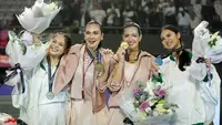 Intip gaya fashion Nia Ramadhani-Luna Maya dan Nagita Slavina-Gege Elisa di Lagi-lagi Tenis yang curi atensi. [Foto: Fimela/Bambang E. Ros].