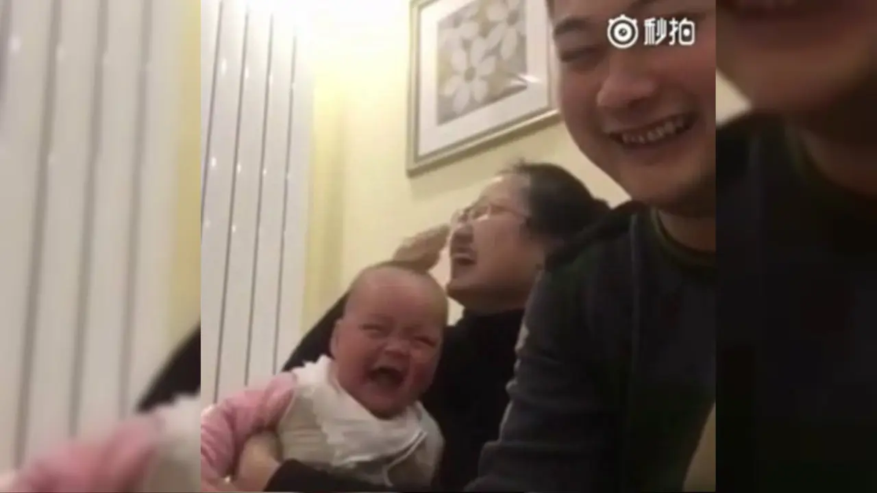 Rekaman Lucu Bayi Tertawa Geli Lihat Ayah Hitung Uang