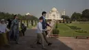 PM Kanada Justin Trudeau bersama sang istri, Sophie Gregoire Trudeau serta tiga anaknya meninggalkan monumen legendaris Taj Mahal di Agra, India, Minggu (18/2). PM Kanada mengajak keluarganya ke Taj Mahal di sela-sela kunjungan ke India (AP/Manish Swarup)