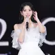 Melalui akun Instagram, wanita yang dikenal sebagai aktris sekaligus penyanyi ini mengumumkan mengenai konser tur dunia. Dalam unggahannya, wanita kelahiran 16 Mei 1993 ini akan menggelar konser di beberapa negara di Asia, Eropa dan Amerika. (Liputan6.com/IG/@dlwlrma)