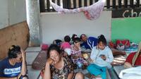Warga korban penggusuran di Sunter Jaya, Jakarta Utara bertahan di gubuk-gubuk semi permanen. (Yopi Makdori/Liputan6.com)