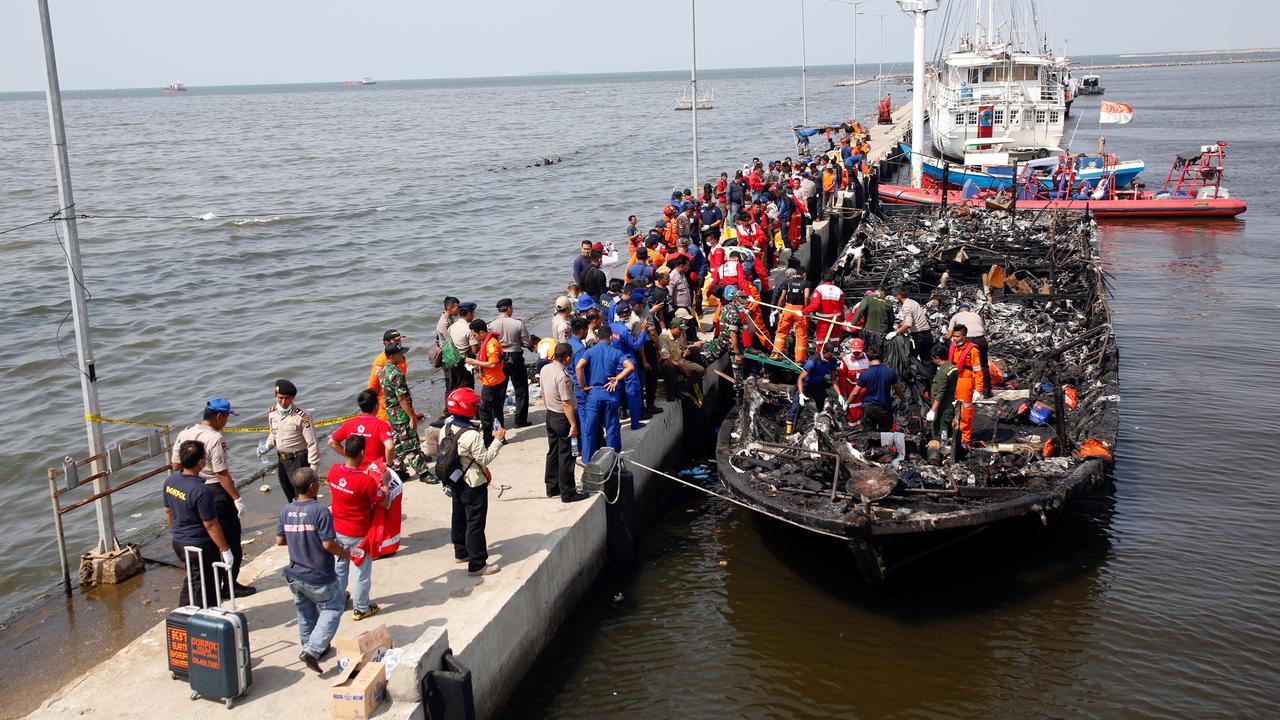 20170101-Kapal Wisata Zahro Express Terbakar di Muara Angke-Jakarta