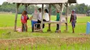 Presiden Joko Widodo berbincang dengan petani saat kunjungan ke Subang, Jabar, Jumat (26/12). Presiden Joko Widodo menyerahkan 1.099 unit traktor tangan kepada 19 kelompok tani dan sembilan perwakilan kelompok. (ANTARA FOTO/Agus Suparto)