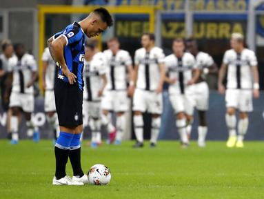 Striker Inter Milan, Lautaro Martinez, tampak lesu usai ditahan imbang Parma pada laga Serie A 2019 di Stadion Giuseppe Meazza, Sabtu (26/10). Kedua tim bermain imbang 2-2. (AP/Antonio Calanni)