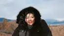 Aurel Hermansyah tampil memukau dengan puffer jacket berdetail belt yang mempertegas siluet tubuh, dilengkapi aksen bulu pada hoodie untuk sentuhan glamor. Penampilannya semakin sempurna dengan hijab yang anggun dan makeup flawless yang menonjolkan kecantikan alaminya. [@aurelie.hermansyah].