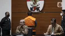 Wakil Ketua KPK Alexander Mawarta (kiri) memberikan keterangan terkait penahanan tersangka penyuap Gubernur Papua, Lukas Enembe, Direktur PT Tabi Bangun Papua  Rijatono Lakka di Jakarta, Kamis (5/1/2022). Rijatono Lakka merupakan tersangka kasus dugaan suap dan penerimaan gratifikasi terkait proyek infrastruktur di Provinsi Papua. (Liputan6.com/Johan Tallo)