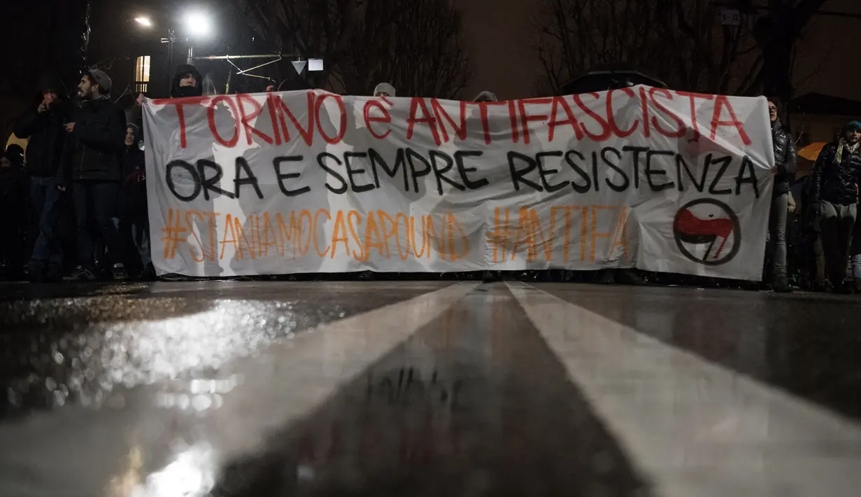 Sejumlah orang yang tergabung dalam aktivis antifasis melakukan aksi di Turin, Italia (22/2). Para aktivis menentang kampanye pemilihan yang diselenggarakan oleh gerakan sayap kanan Italia, CasaPound. (AFP Photo/Piero Cruciatti)
