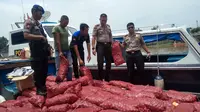 Polisi sita bawang merah ilegal dari Malaysia (Liputan6.com / M.Syukur)