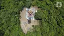 Foto udara teknisi melakukan pemeliharaan tower BTS 4G XL Axiata di Kuta Raya, Kayu Agung, Ogan Komering Ilir (OKI), Sumatera Selatan. Senin (13/3/2023). XL Axiata memastikan jaringan miliknya siap melayani kebutuhan pelanggan dan masyarakat selama Ramadhan hingga Hari Raya Idul Fitri 1444 Hijriah. (Liputan6.com/Herman Zakharia)