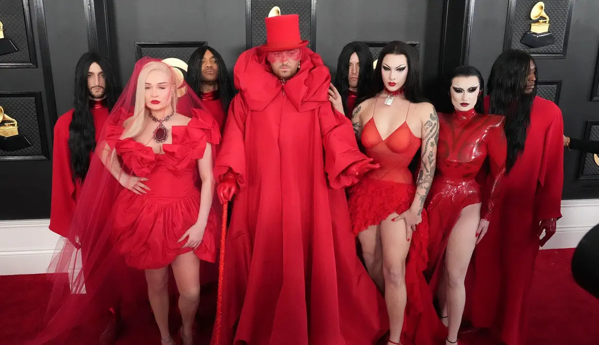 Sam Smith berbalut red dress dan latex gloves dari Valentino. [Dok/valentino].