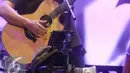 Musisi Iwan Fals tampil memukau pada konser Perayaan Karya Iwan Fals di Jakarta, Sabtu (03/9). Pada konser Iwan Fals yang bertepatan dengan HUT ke-55 didukung musisi Vickyu Sianipar dan 2 penyanyi cantik bersuara emas. (Liputan6.com/Herman Zakharia)