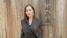 Aktris kelahiran 4 Maret 1986 gaya penampilannya selalu jadi pusat perhatian. Terlebih saat Park Min-young bergaya bak sekretaris. Ia disebut netizen cocok berprofesi sebagai sekretaris karena melekatnya sisi seorang Kim Mi-so yang diperankan Park Min-young di drama Whats Wrong With Secretary Kim. (Liputan6.com/IG/@rachel_mypark)
