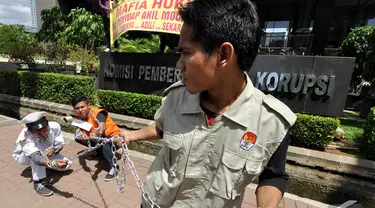 Pengunjuk rasa dari Gerakan Gantung Koruptor (GAGAK) melakukan aksi teatrikal di depan Kantor KPK, Rabu (17/12/2014). (Liputan6.com/Miftahul Hayat)