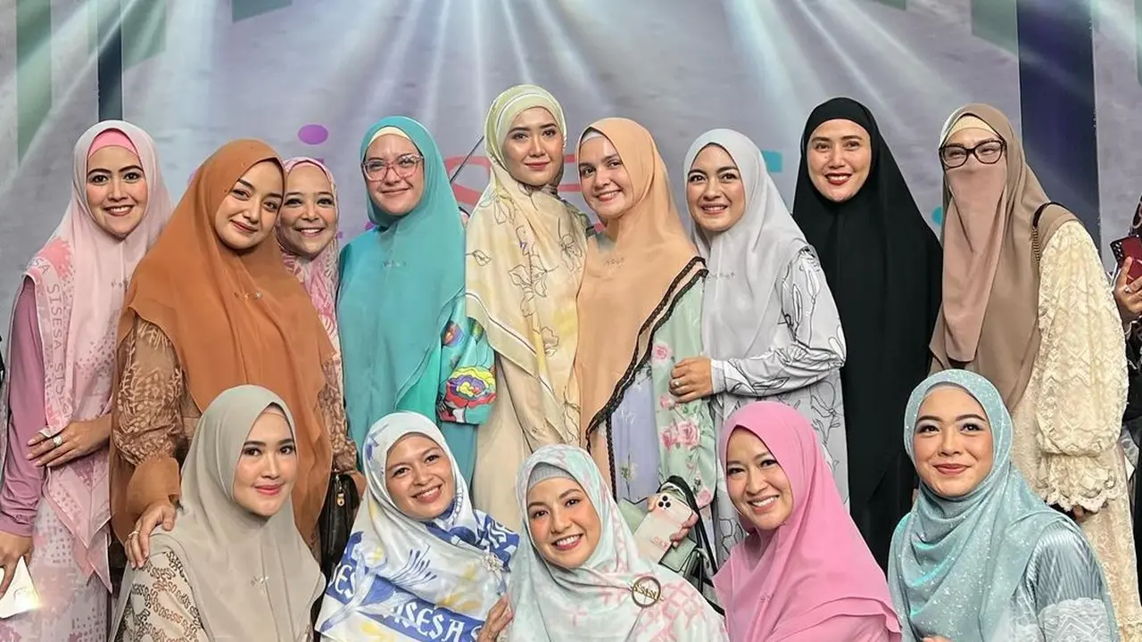 Potret Okie Agustina Bersama Sahabat (sumber : Instagram/@okieagustina_)