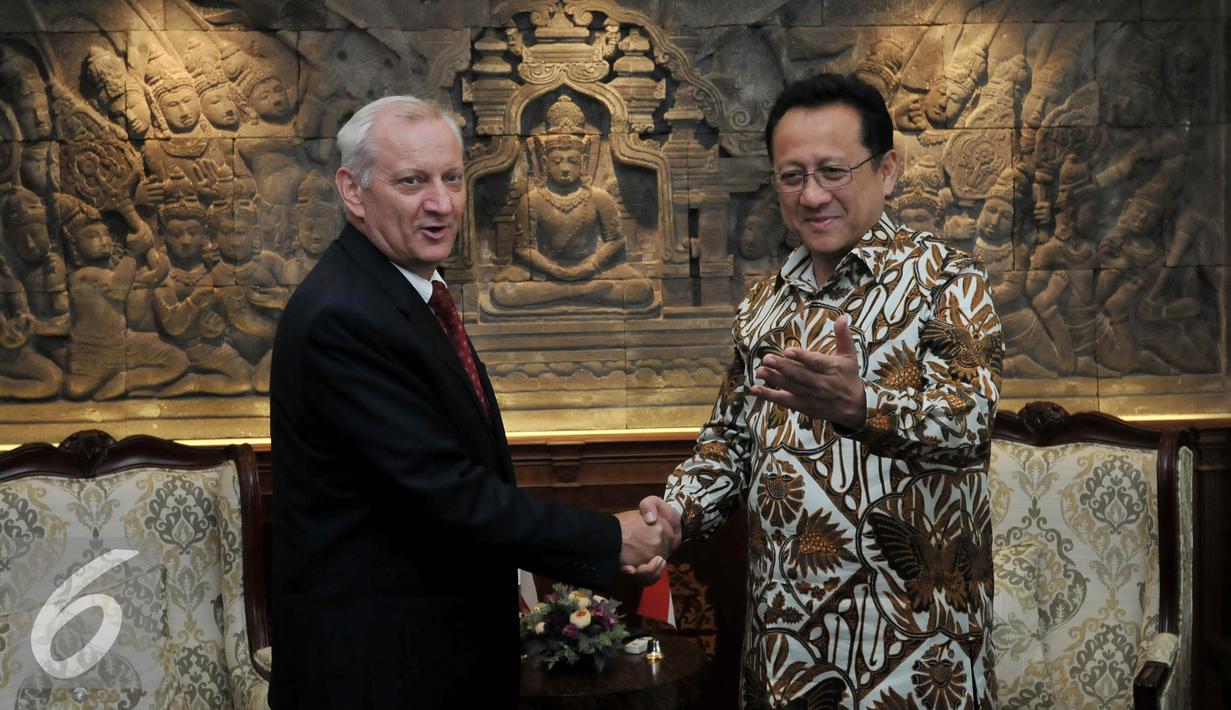 Ketua DPD RI Irman Gusman berjabat tangan dengan Duta Besar Republik Ceko Ivan Hotek di ruang pimpinan gedung parlemen, senayan, Jakarta. Rabu (6/1/2016). Dalam kunjungannya memperkuat relasi antara Ceko dengan Indonesia. (Liputan6.com/JohanTallo)