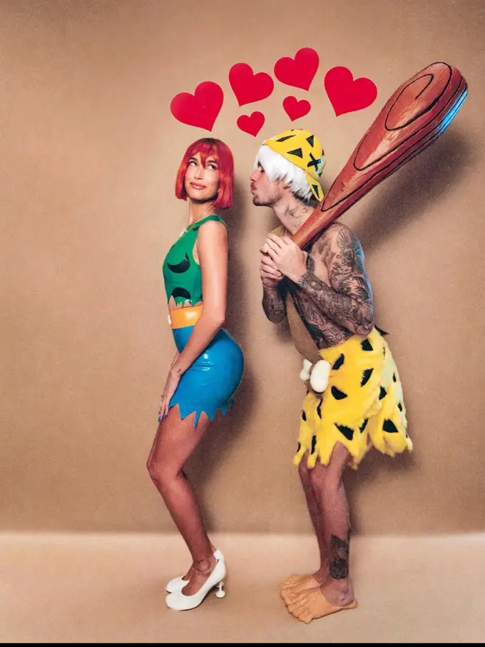 Gaya Totalitas Hailey Bieber Cosplay saat Halloween
