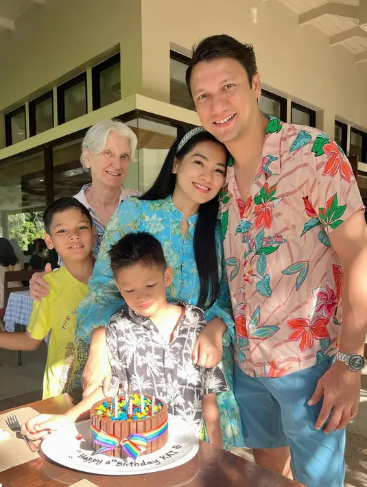 Banyak yang salah fokus melihat Titi yang masih langsing meski jadi ibu anak 2. Awet muda dan cantik ya. [Instagram.com/titi_kamall]