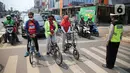 Aparat gabungan menghentikan laju kendaraan untuk mengajak masyarakat mengheningkan cipta di Kawasan Jalan RE Martadinata, Tangerang Selatan, Senin (17/8/2020). Kegiatan mengheningkan cipta ini dilakukan selama 3 menit dalam rangka memperingati HUT ke-75 RI. (Liputan6.com/Faizal Fanani)