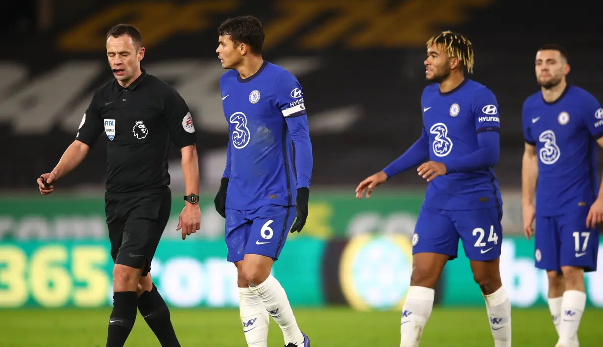 Bek Chelsea, Thiago Silva, melakukan protes kepada wasit saat melawan Wolverhampton Wanderers pada laga Liga Inggris di Stadion Molineux, Rabu (16/12/2020). Chelsea tumbang dengan skor 2-1. (Michael Steele/Pool via AFP)