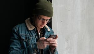 Ilustrasi main HP, ponsel, LDR, minta maaf lewat chat. (Image by Freepik)