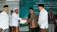 Wakil Menteri Agama RI, KH. Zainut Tauhid tengah memberikan bantuan bagi kalangan pesantren. (Liputan6.com/Jayadi Supriadin)