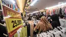 Pengunjung saat memilih pakaian impor bekas di Pasar Senen, Jakarta, Minggu (9/5/2021). Menurut pedagang, jumlah pengunjung di blok pakaian impor bekas mulai dipadati pengunjung sejak Kamis (6/5) kemarin. (merdeka.com/Iqbal S. Nugroho)