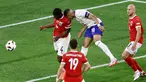 Pemain Prancis, Kylian Mbappe, menabrak bahu pemain Austria, Kevin Danso, dalam partai pertama Grup D Euro 2024 di Merkur Spiel-Arena, Dusseldorf, Selasa (18/6/2024). (AFP/Kenzo Tribouillard)