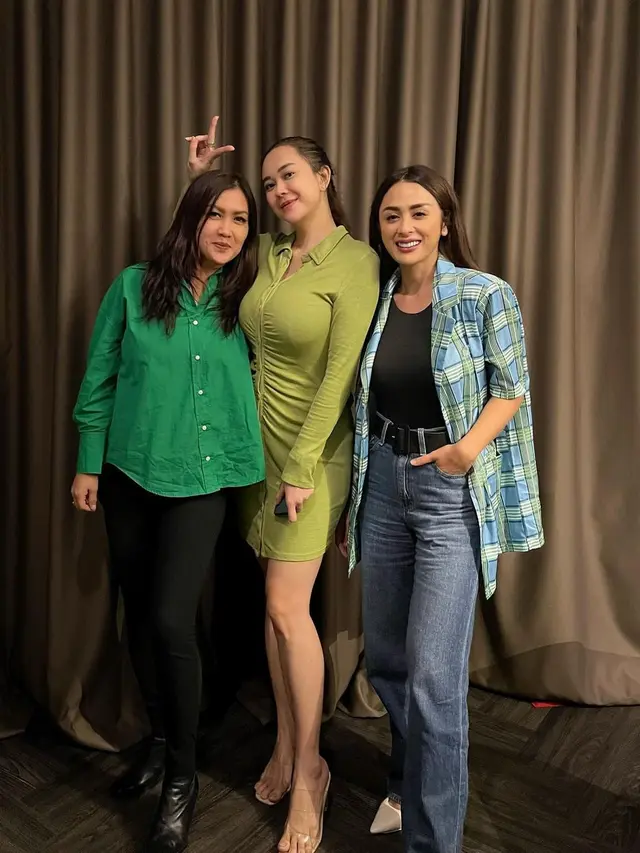 Cantiknya Aura Kasih saat gunakan dress hijau