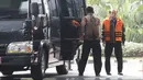 Tersangka Direktur PT Moderna Teknik Perkasa, Susilo Prabowo (kanan) tiba di Gedung KPK, Jakarta, Kamis (2/8). Susilo kembali diperiksa terkait dugaan suap proyek infrastruktur di Kabupaten Tulungagung dan Kota Blitar. (Liputan6.com/Herman Zakharia)