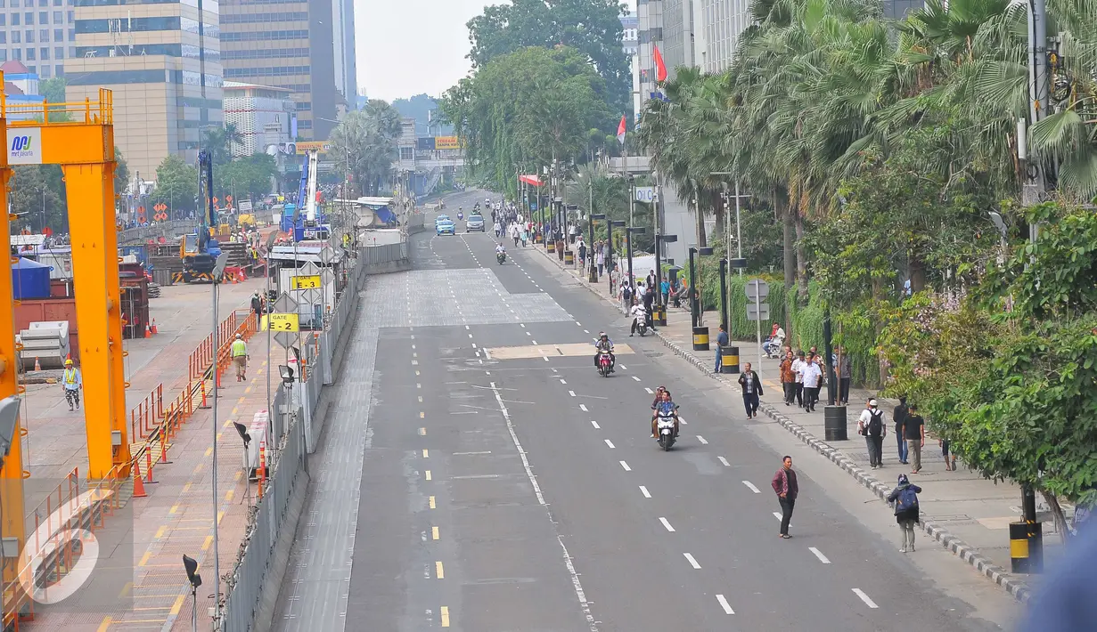 Suasana jalan lengang di kawasan bundaran HI, Jakarta, Jumat (4/11). Kawasan tersebut yang biasanya padat lalu lintas menjadi lengang akibat adanya Aksi Damai 4 November. (Liputan6.com/Angga Yuniar)