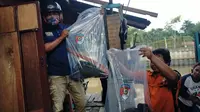 Aparat kepolisian mengamankan sejumlah barang bukti yang dikenakan saat perkelahian terjadi di Taman Cerdas Samarinda. (Liputan6.com/Istimewa)