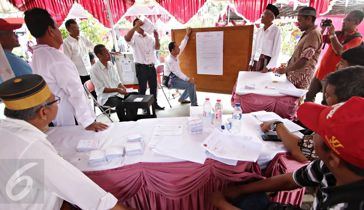 Petugas melakukan penghitungan surat suara Pilkada serentak di TPS Kampung Pilkada RW 03, Depok, Jawa Barat, (9/12). Penghitungan surat suara di seluruh Indonesia mulai dilakukan setelah batas waktu pencoblosan berakhir. (Liputan6.com/Immanuel Antonius)