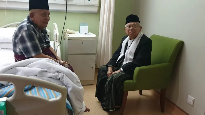KH Ma'ruf Amin menjenguk Pengasuh Pondok Pesantren Daarul Rahman Jakarta, KH Syukron Ma'mun