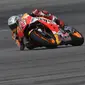 Pembalap Repsol Honda, Marc Marquez puas dengan kecepatannya pada latihan bebas MotoGP Republik Ceko 2017 di Sirkuit Brno. (Michal Cizek / AFP)