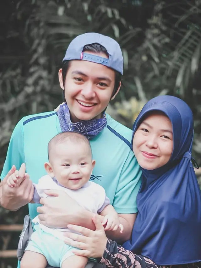 6 Potret Manis Angga Yunanda Momong Keponakan, Sama-sama Bikin Gemas