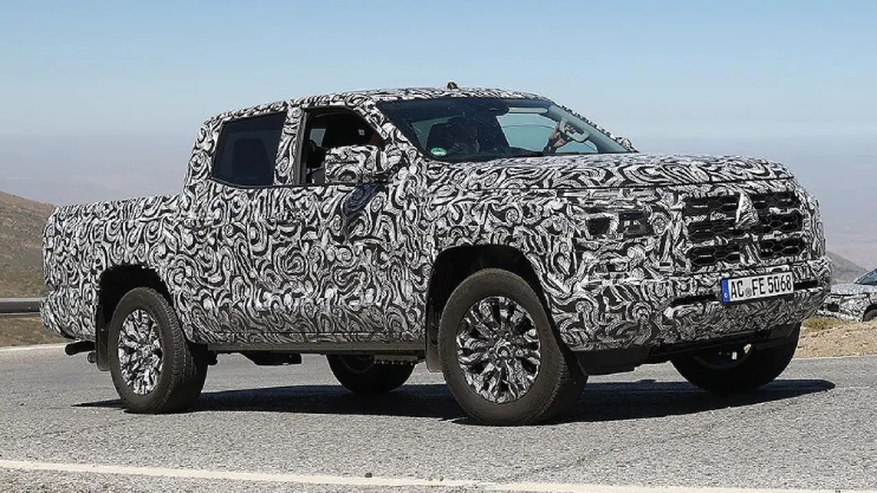 Mitsubishi Triton 2023 tertangkap kamera tengah melakukan uji jalan (Carsales Australia)