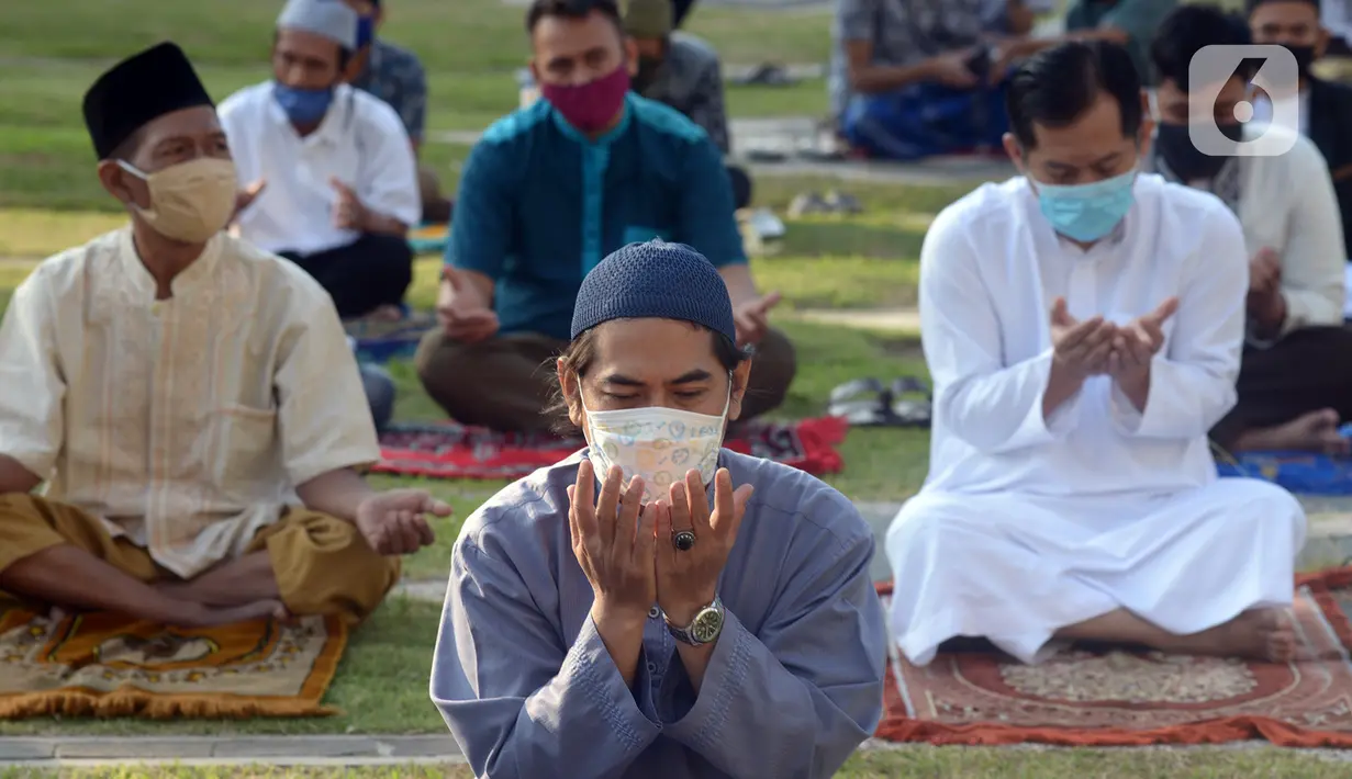 Jemaah mengenakan masker saat melaksanakan salat Idul Adha 1441 H di Masjid Raya Jakarta Islamic Centre, Jumat (31/7/2020). Khutbah Idul Adha tahun ini bertema ‘Membagun Optimisme di Tengah Pandemi’. (merdeka.com/Imam Buhori)