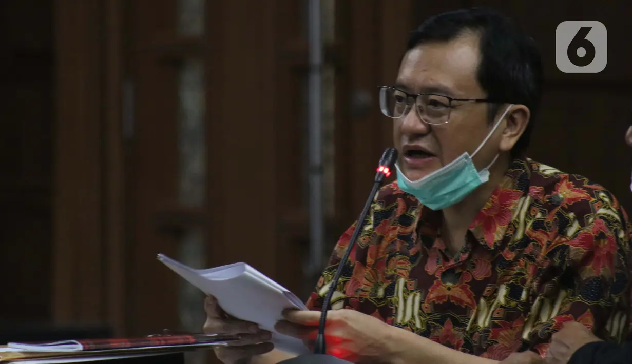 Terdakwa kasus dugaan korupsi di PT Asuransi Jiwasraya dari kalangan pengusaha, Benny Tjokrosaputro saat menjalani sidang lanjutan di Pengadilan Tipikor Jakarta, Senin (6/7/2020). Sidang mendengar keterangan saksi. (Liputan6.com/Helmi Fithriansyah)