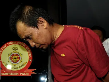 Polisi menjemput tersangka S dari lapas Cirebon menuju kantor Tindak Pidana Narkoba Mabes Polri, Cawang, Jakarta, Senin (3/8/2015). S merupakan pemasok narkoba untuk Reza Prawiro yang sebelumnya tertangkap saat pesta narkoba. (Liputan6.com/Yoppy Renato)